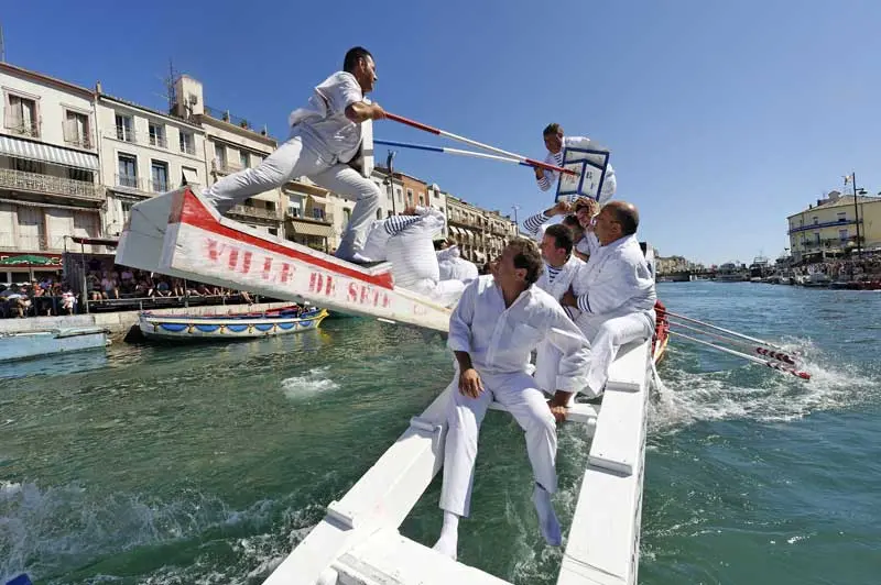 Competidores en el tradicional torneo de justas náuticas de Sète, Francia, durante la fiesta local en el Canal Real.