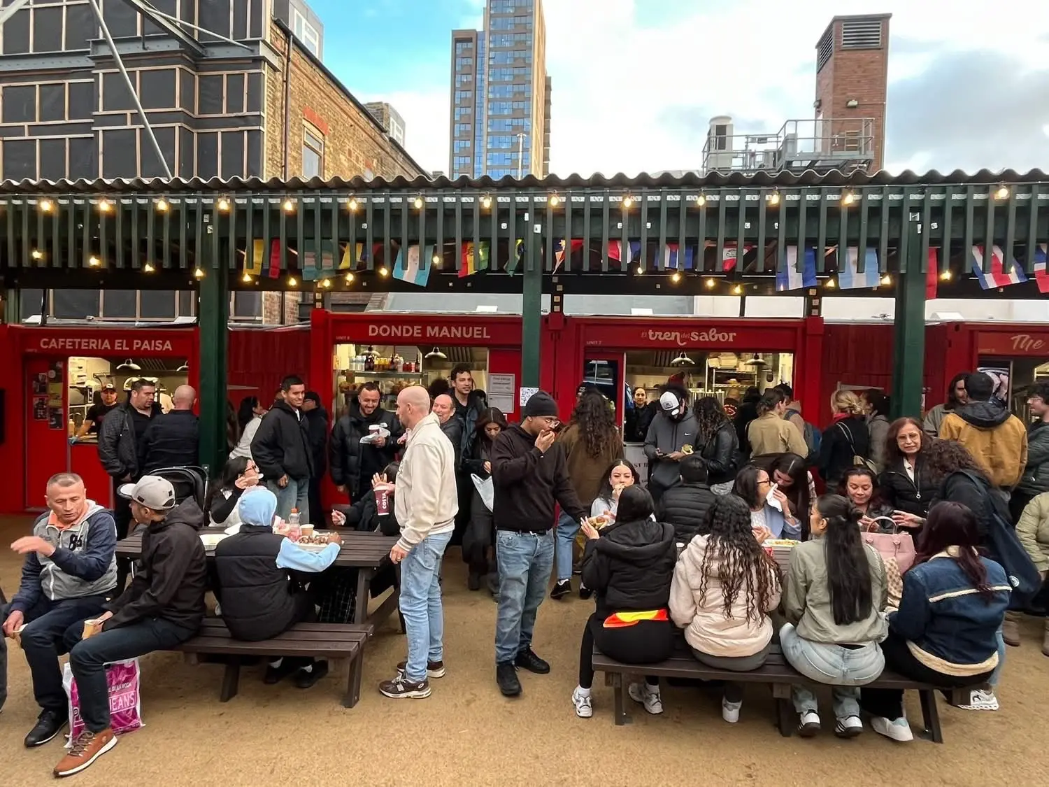 Visitantes disfrutan de comida y música en el interior del Seven Sisters Market.