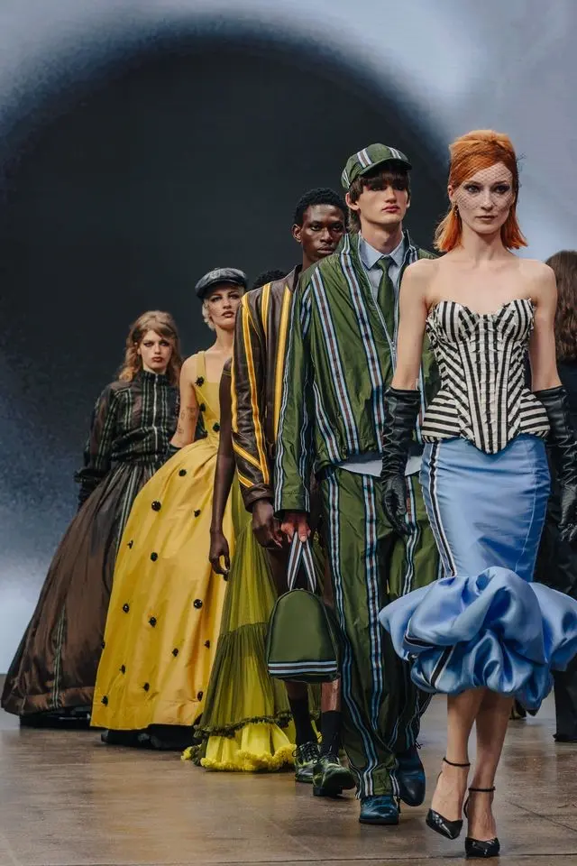 Diseñadores y modelos celebran la diversidad en la Gala Netylko de la Semana de la Moda de Londres.