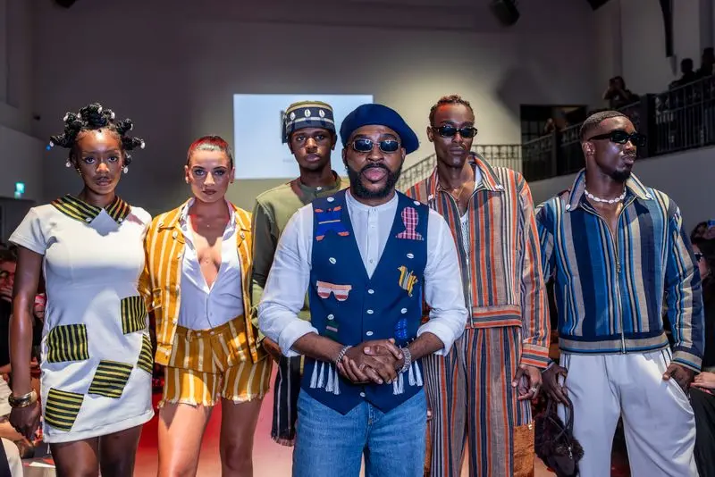 Modelos lucen trajes inspirados en “Hilos Culturales” durante la Semana de la Moda de Londres 2025.