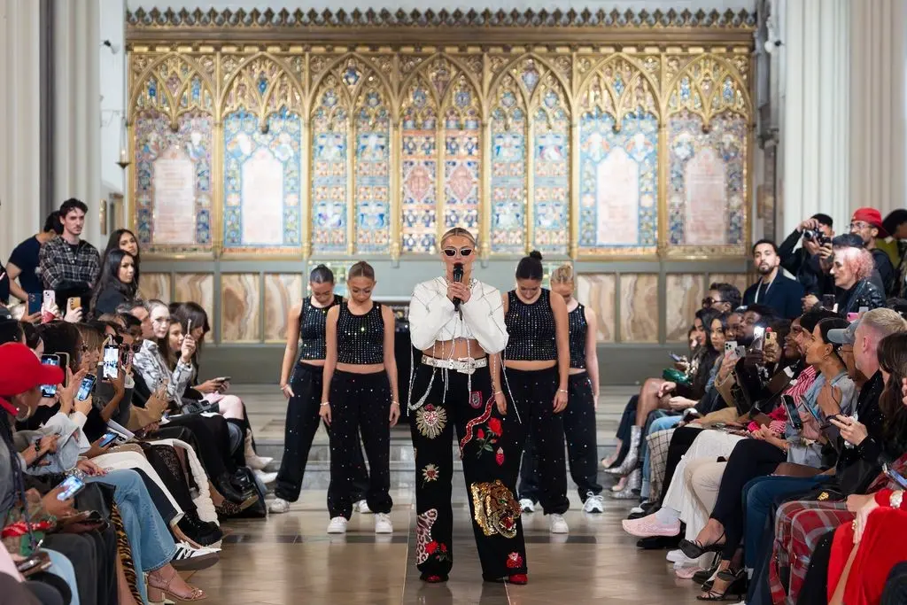 Presentación de la colección VIVZ World durante la Semana de la Moda de Londres 2025 con público y fotógrafos.