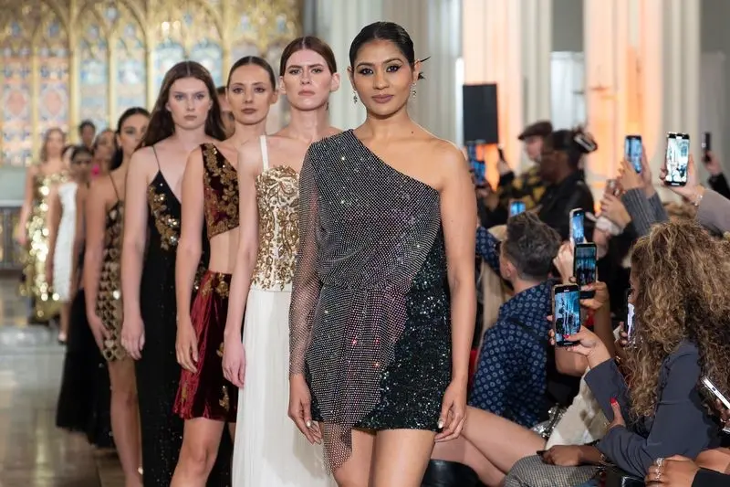 Modelos desfilan con diseños de VIVZ World en la Semana de la Moda de Londres 2025.