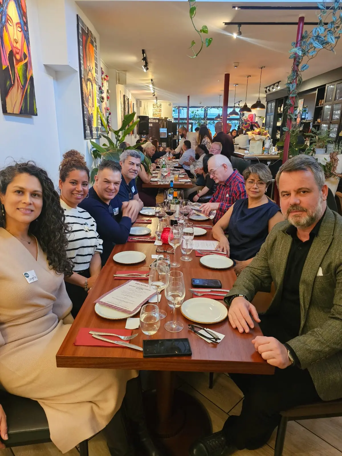 Invitados disfrutan de una cena y presentación musical en el restaurante Paladar durante el lanzamiento del álbum Verano de Angélica López.