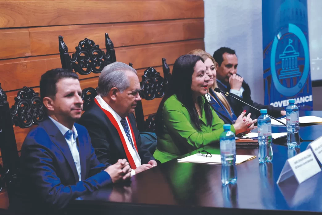 Panel de ponentes durante el Foro Mundial por la Paz en el Congreso del Perú.
