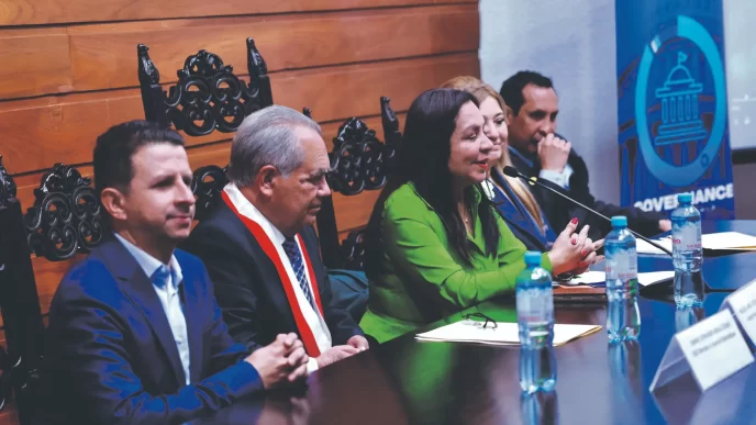 Panel de ponentes durante el Foro Mundial por la Paz en el Congreso del Perú.