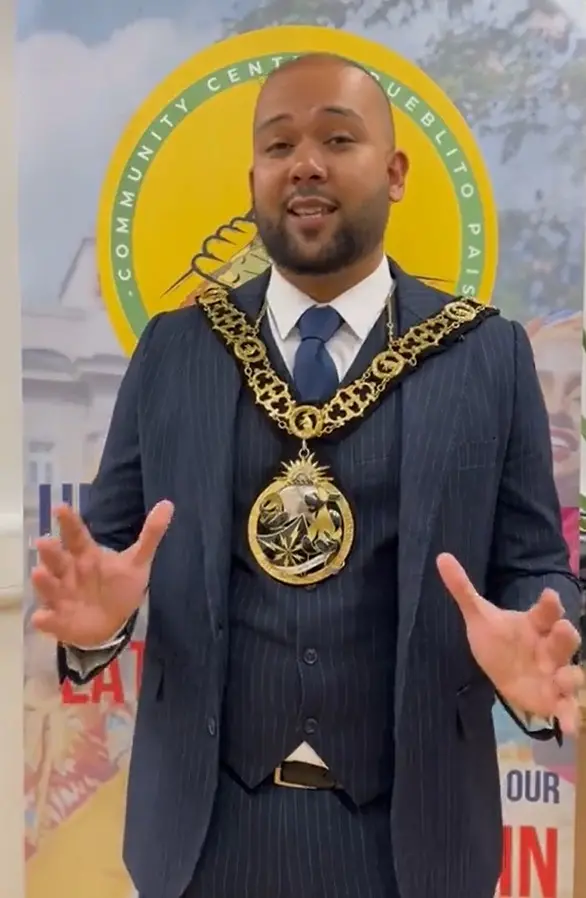 El alcalde de Haringey ofrece su discurso durante la reinauguración del mercado Seven Sisters.