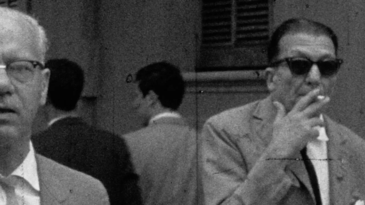 Fotograma en blanco y negro del documental paraguayo Bajo la Bandera, el Sol, de Juanjo Pereira.