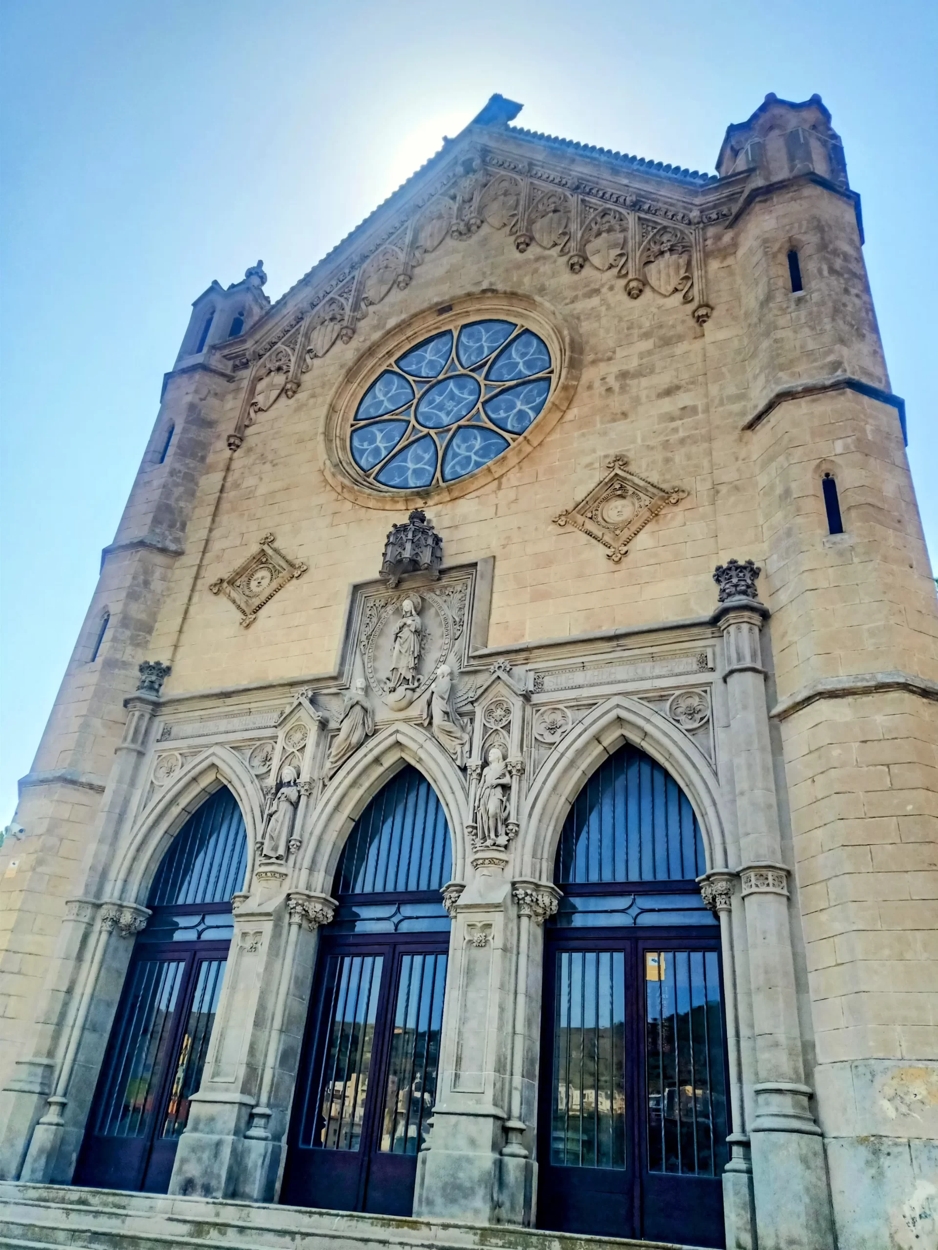 Iglesia del Sagrado Corazón de Jesús en Elche, templo neogótico con impresionante fachada de piedra.