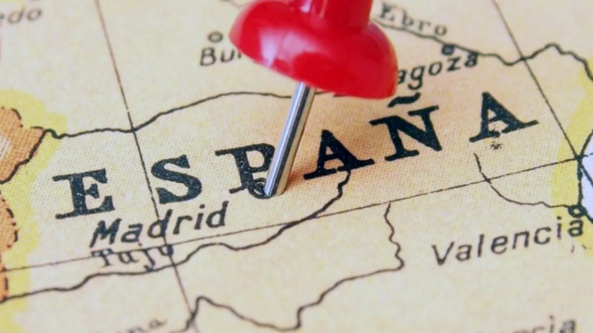 Mapa con una chincheta marcando Madrid, España.