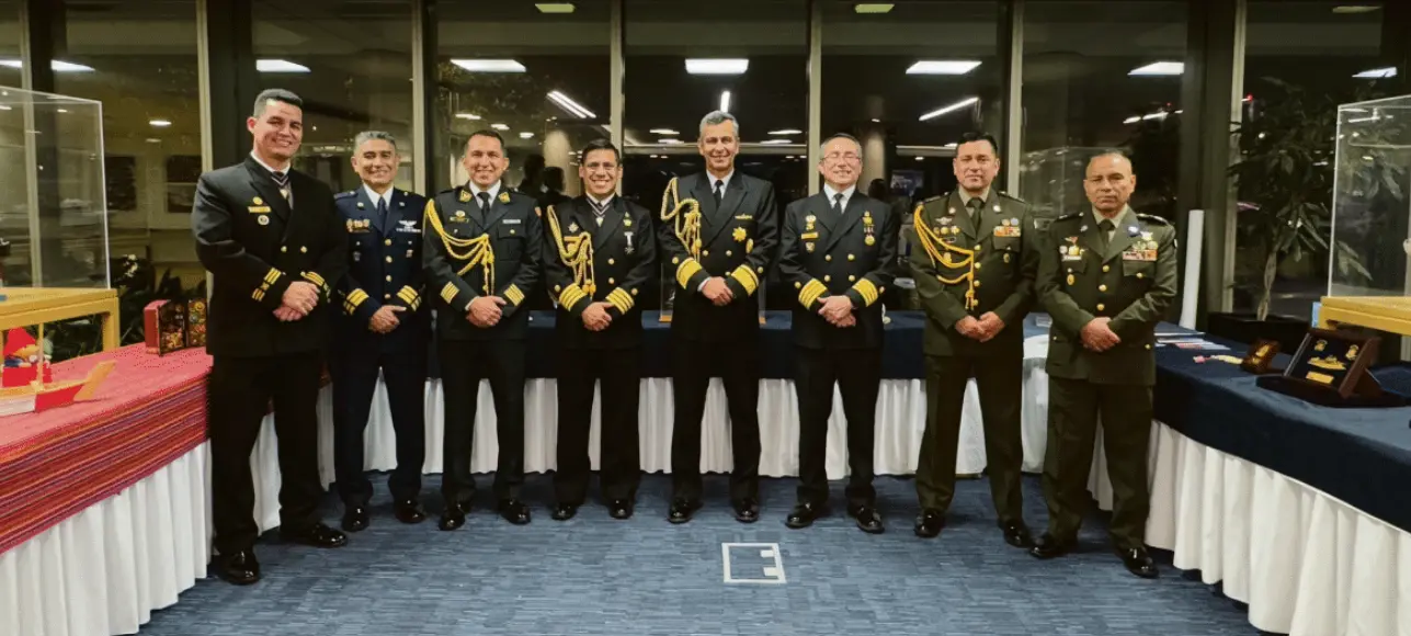 Oficiales de la Marina de Guerra del Perú posan durante la conmemoración del Aniversario 204 en Londres.