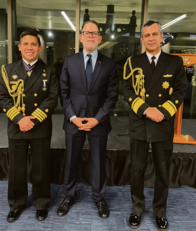 El Contralmirante José Antonio Kukurelo encabeza la ceremonia del Aniversario 204 de la Marina de Guerra del Perú en Londres.