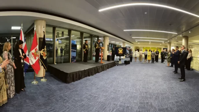 Autoridades diplomáticas y militares durante la ceremonia por el Aniversario 204 de la Marina de Guerra del Perú en Londres.