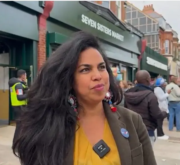 Concejal Claudia Turbet durante la reapertura del mercado Seven Sisters en Tottenham.