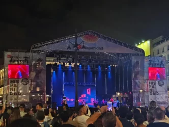 Concierto en la Puerta del Sol durante el festival Hispanidad 2025 en Madrid.