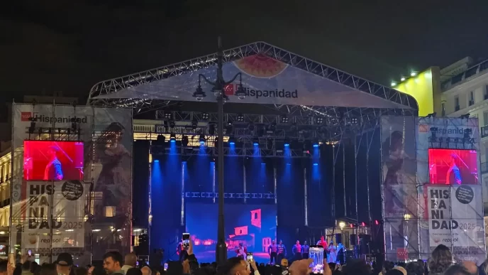 Concierto en la Puerta del Sol durante el festival Hispanidad 2025 en Madrid.