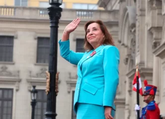 Dina Boluarte durante una ceremonia oficial en el Palacio de Gobierno del Perú.