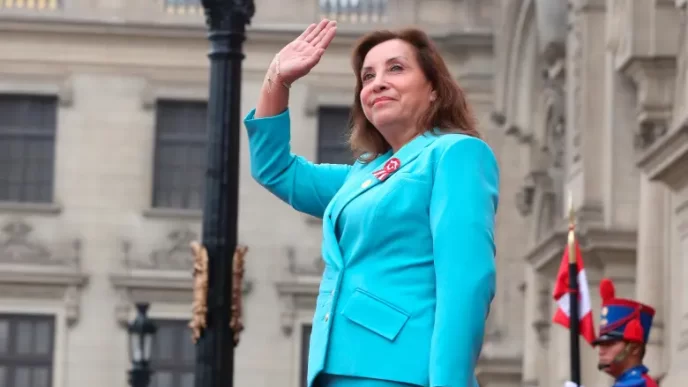 Dina Boluarte durante una ceremonia oficial en el Palacio de Gobierno del Perú.