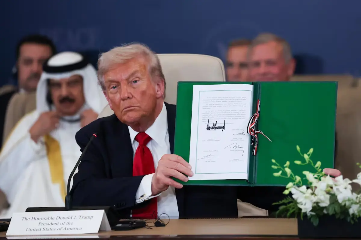 Donald Trump presenta el documento firmado del acuerdo de paz en Gaza.