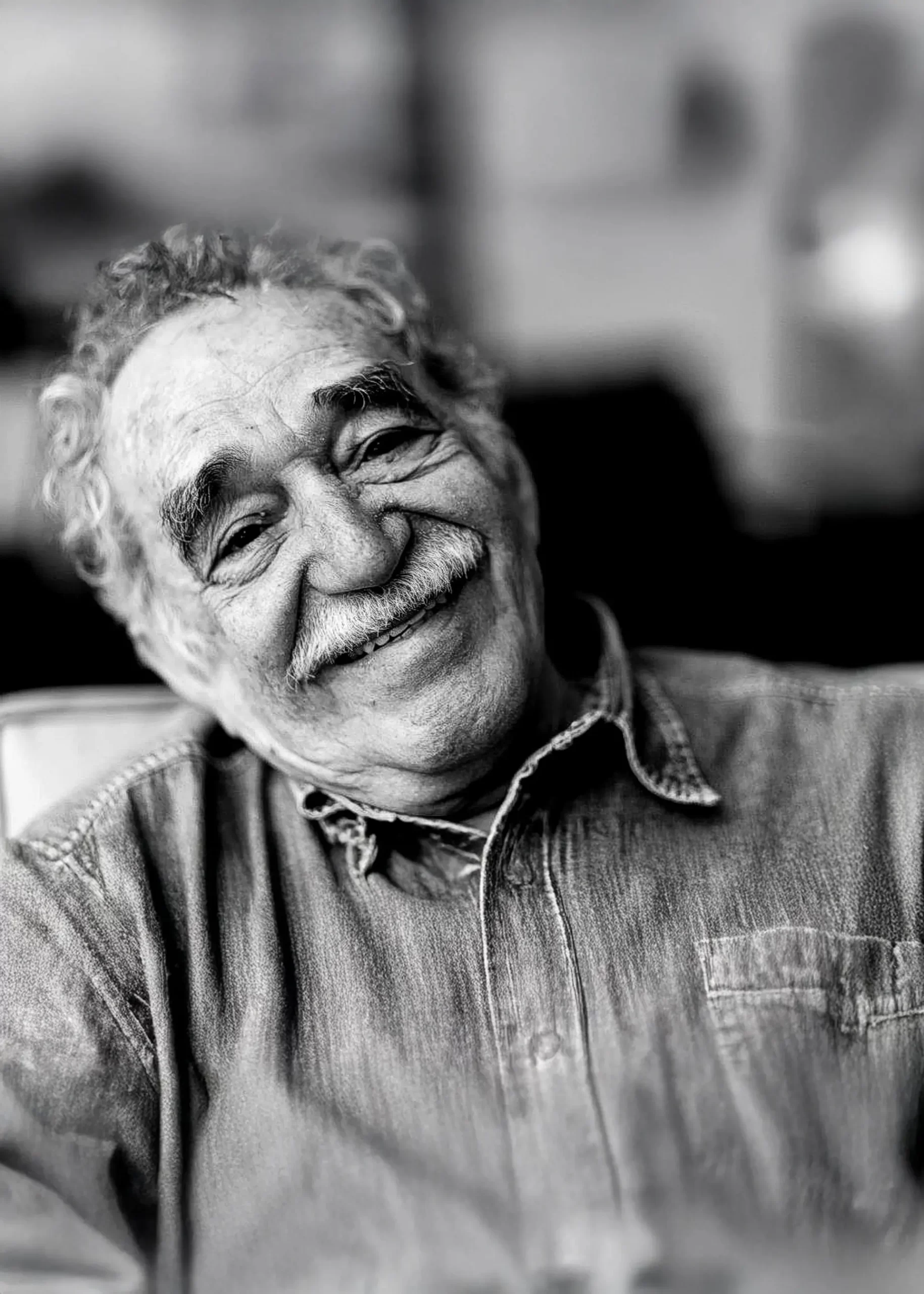 Gabriel García Márquez sonriente en blanco y negro