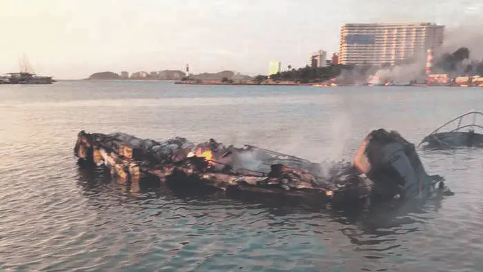 Restos de una embarcación incendiada tras una operación antidroga de Estados Unidos en aguas de Venezuela