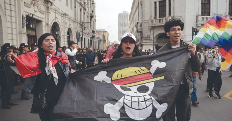 Manifestantes en Lima portan la bandera de One Piece durante las protestas.