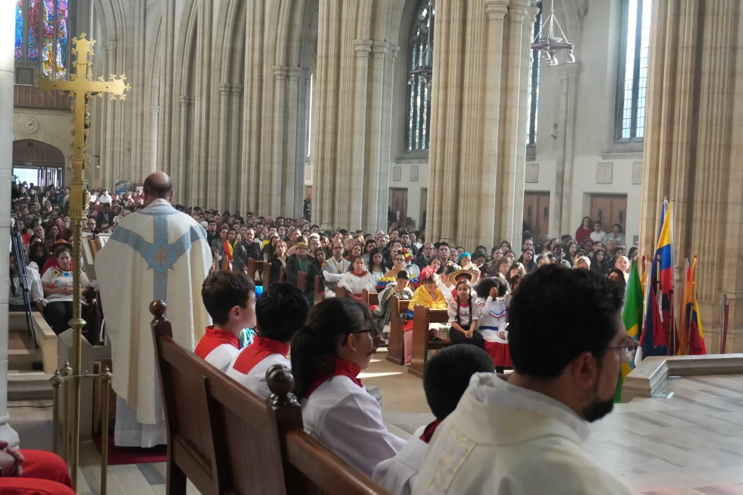 Misa multitudinaria en la Catedral de San Jorge durante la Eucaristía de las Américas en Londres.