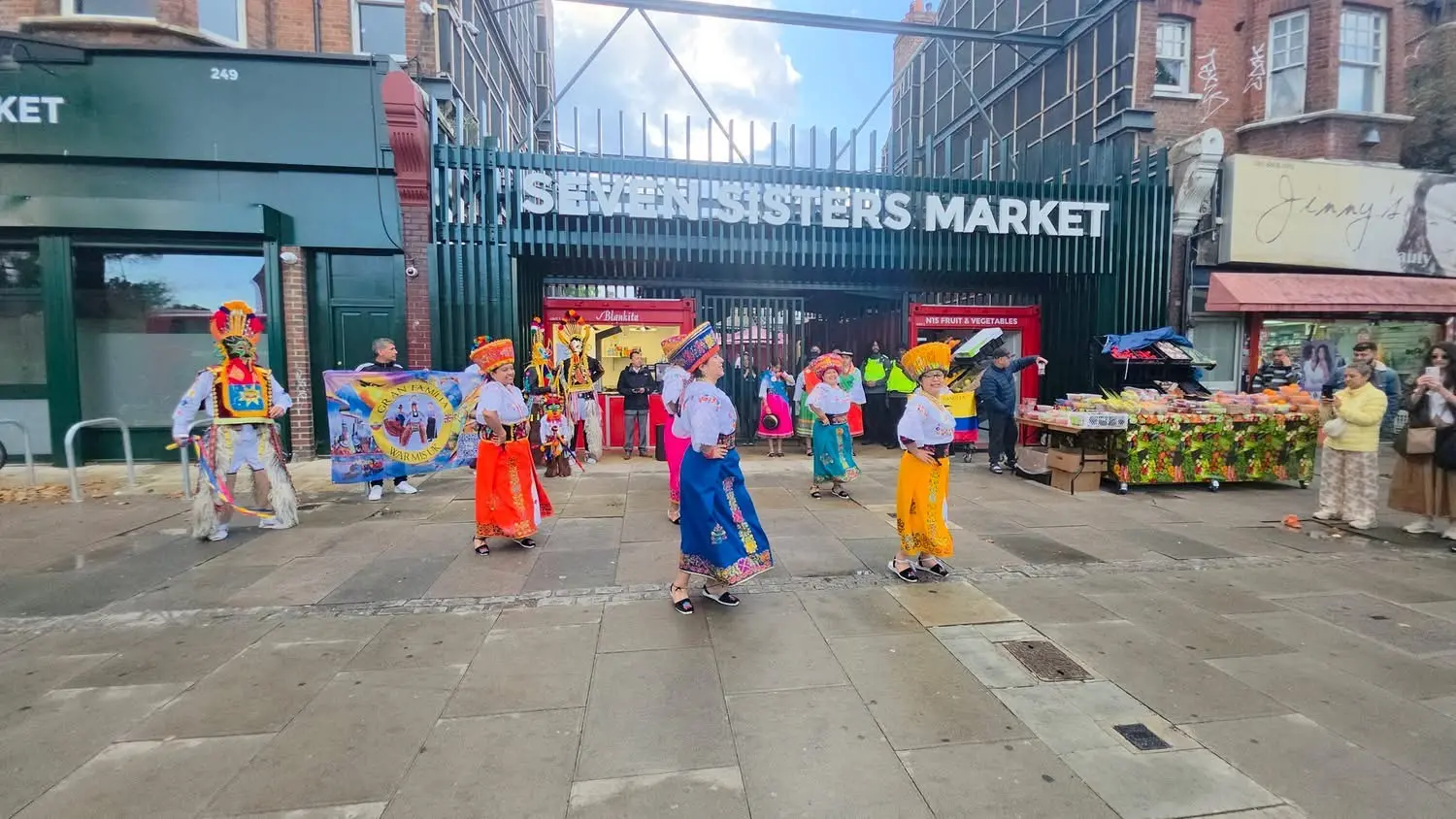 Grupo de danza latinoamericana celebra la reapertura del Seven Sisters Market.