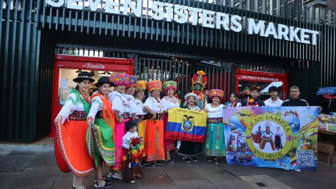 Grupo de bailarines ecuatorianos frente al Seven Sisters Market durante la inauguración del Pueblito Paisa.