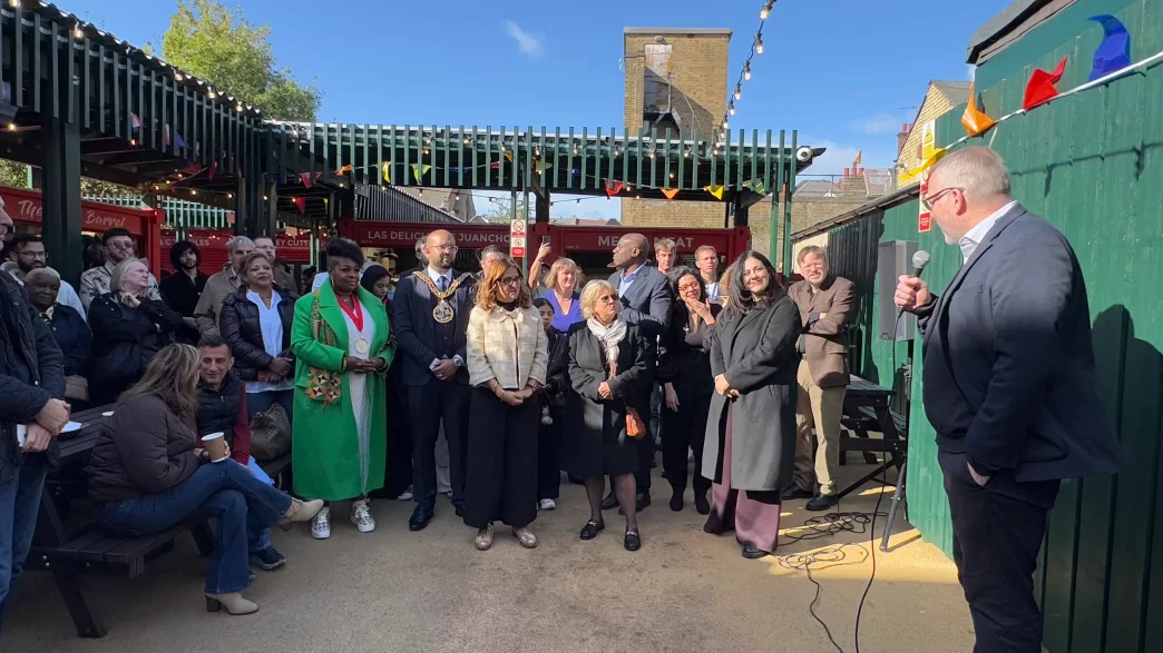 Público y autoridades durante la inauguración del mercado Seven Sisters en Londres.