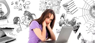 Mujer frente a un ordenador rodeada de dibujos que representan distracciones y estrés mental.