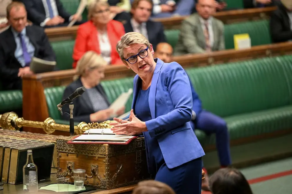 La ministra del Interior del Reino Unido, Yvette Cooper, anuncia una reforma migratoria “radical” para controlar el asilo y la reunificación familiar.