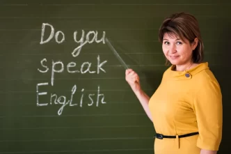 Profesora enseña inglés en una clase de Madrid.