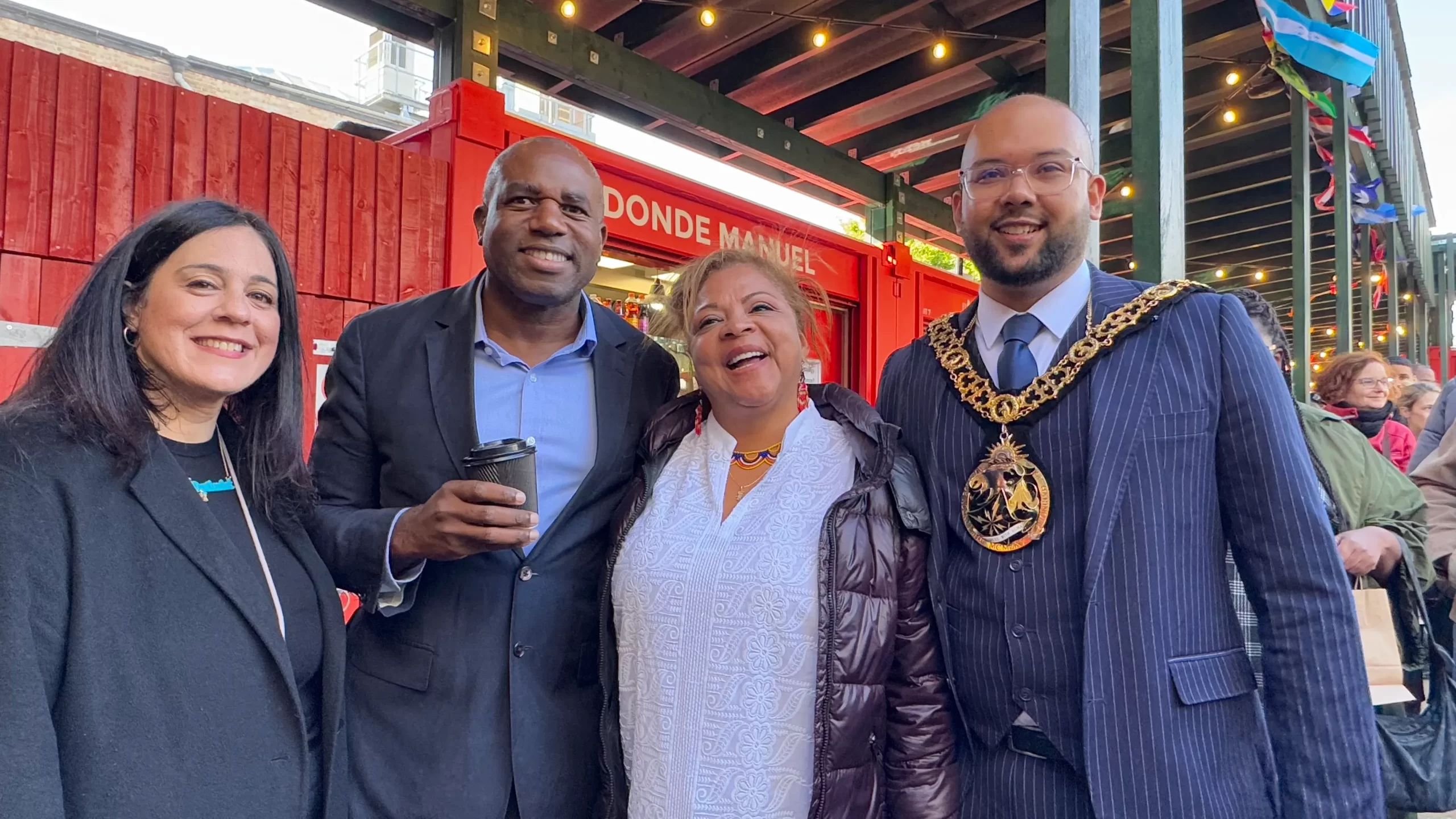 Líderes y representantes comunitarios celebran la reapertura del mercado Seven Sisters en Tottenham.