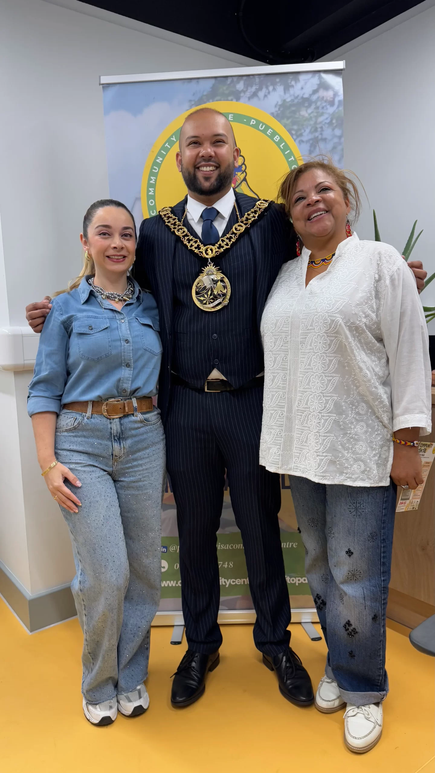 Marta Hinestroza junto a autoridades locales durante la apertura del Community Centre Pueblito Paisa en Londres.
