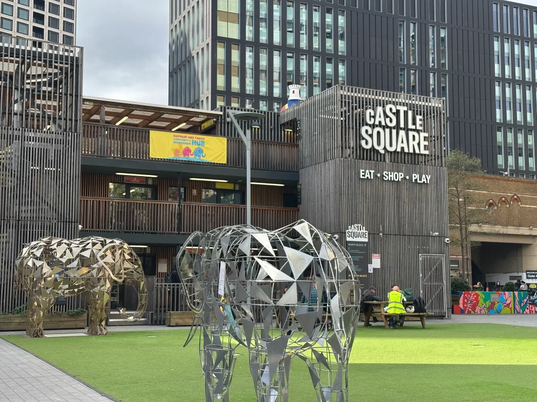 Vista general de Castle Square en Elephant and Castle, donde se ubican negocios latinos afectados por los desalojos.