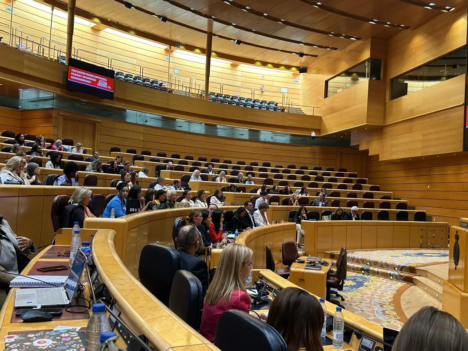 Asistentes al Foro Europeo de Mujeres Empresarias, Políticas y Diplomáticas Hispanoamericanas en el Senado de España.