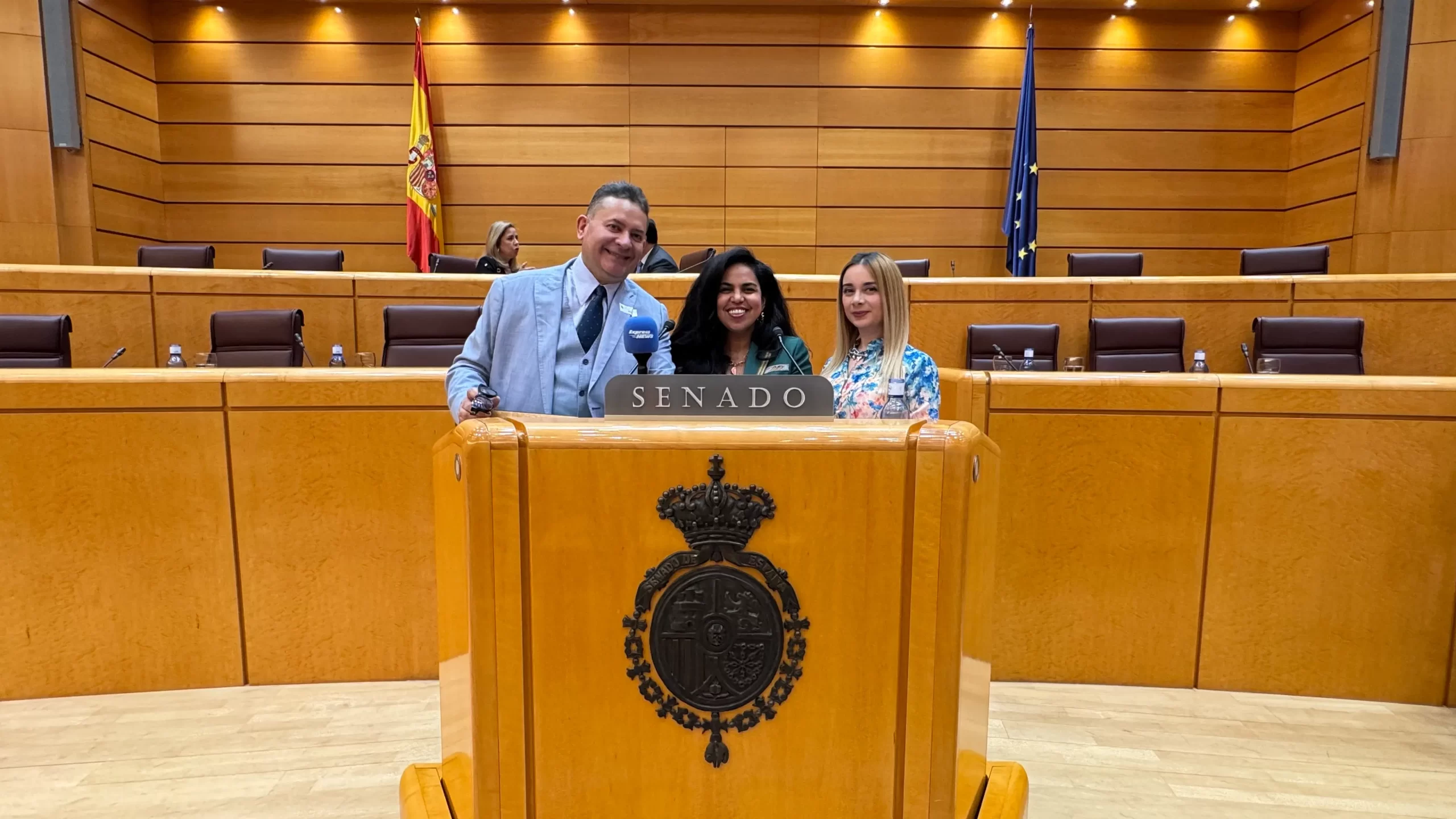 Representantes en el estrado del Senado de España