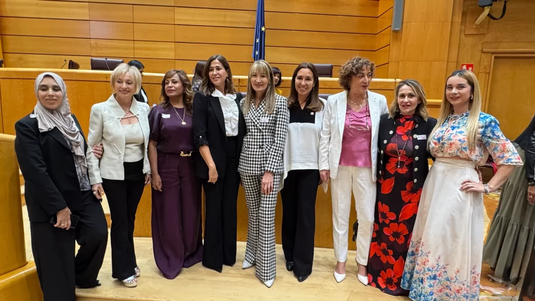 Mujeres líderes reunidas en el Senado de España