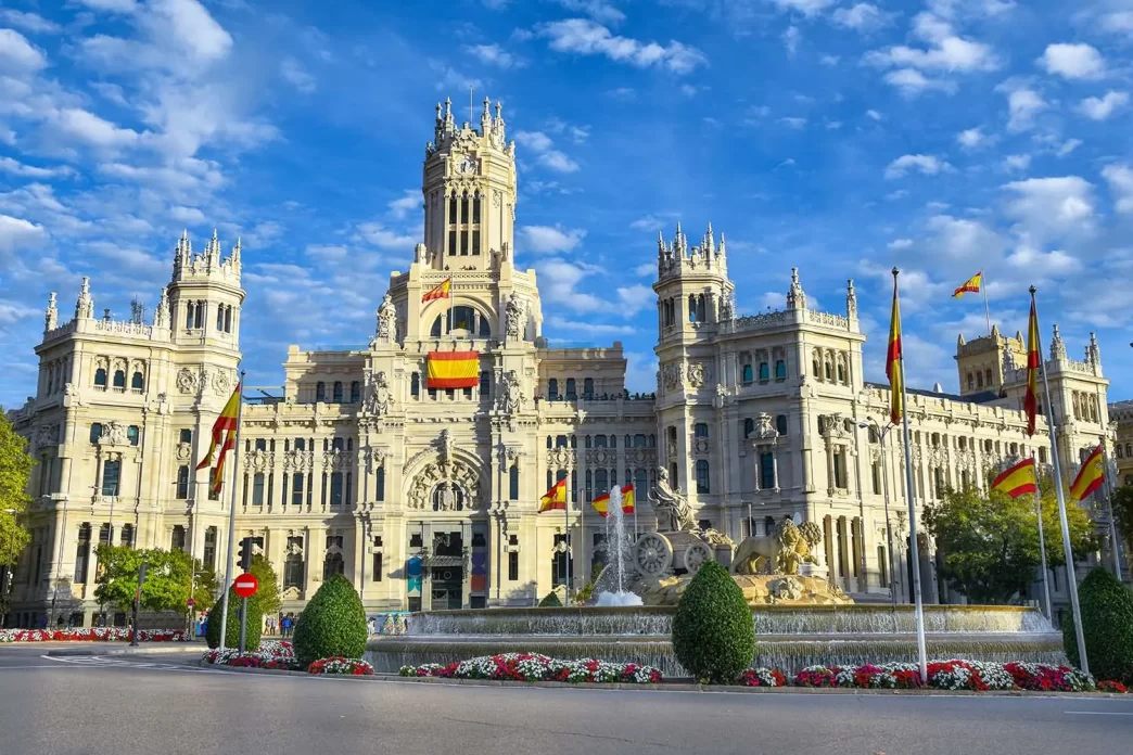 Plaza de Cibeles en Madrid, España con la fuente de la diosa Cibeles