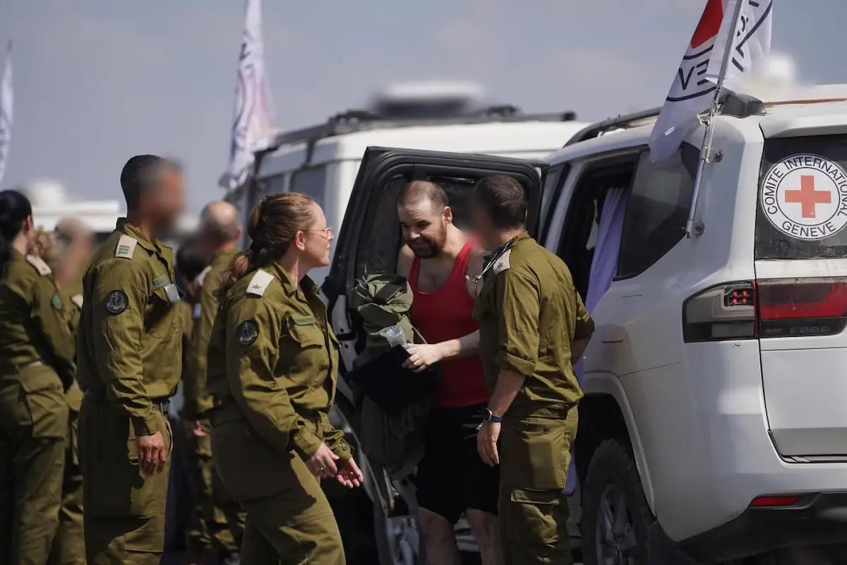 Rehenes israelíes liberados son recibidos por militares tras el acuerdo de paz en Gaza.