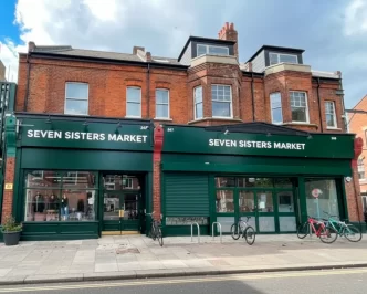 Fachada principal del renovado Seven Sisters Market en Londres.