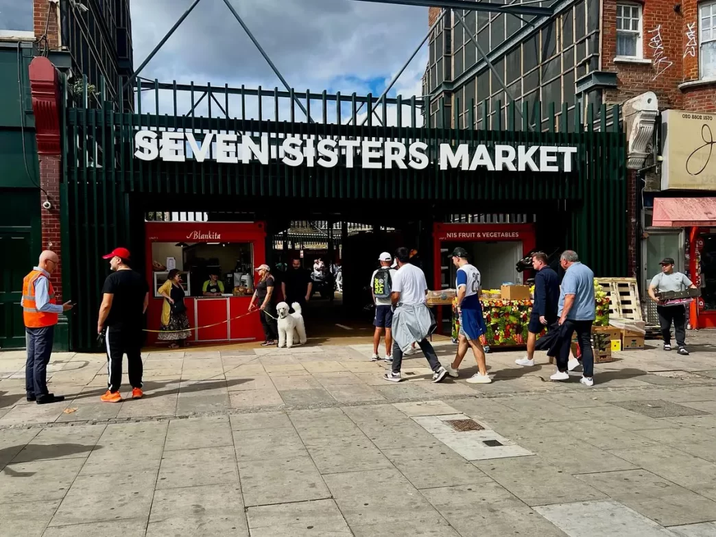Entrada principal del mercado Seven Sisters en el norte de Londres.