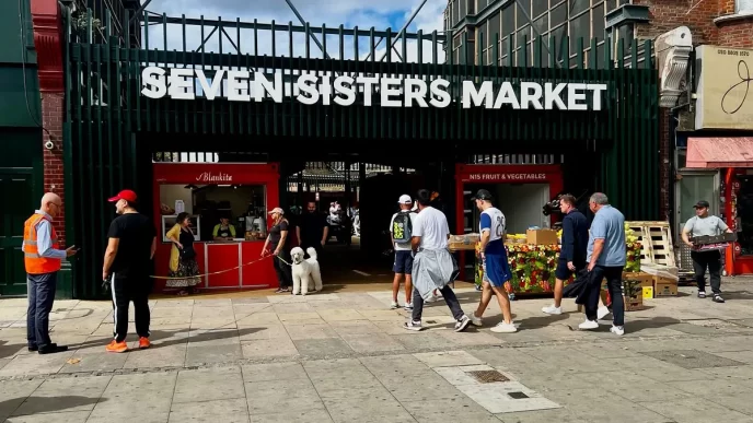 Entrada principal del mercado Seven Sisters en el norte de Londres.