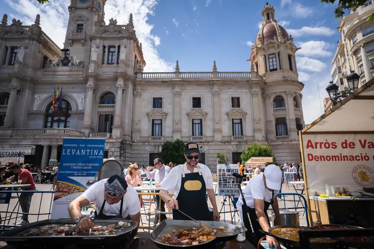 Cocineros preparando paella valenciana frente al Ayuntamiento de Valencia.