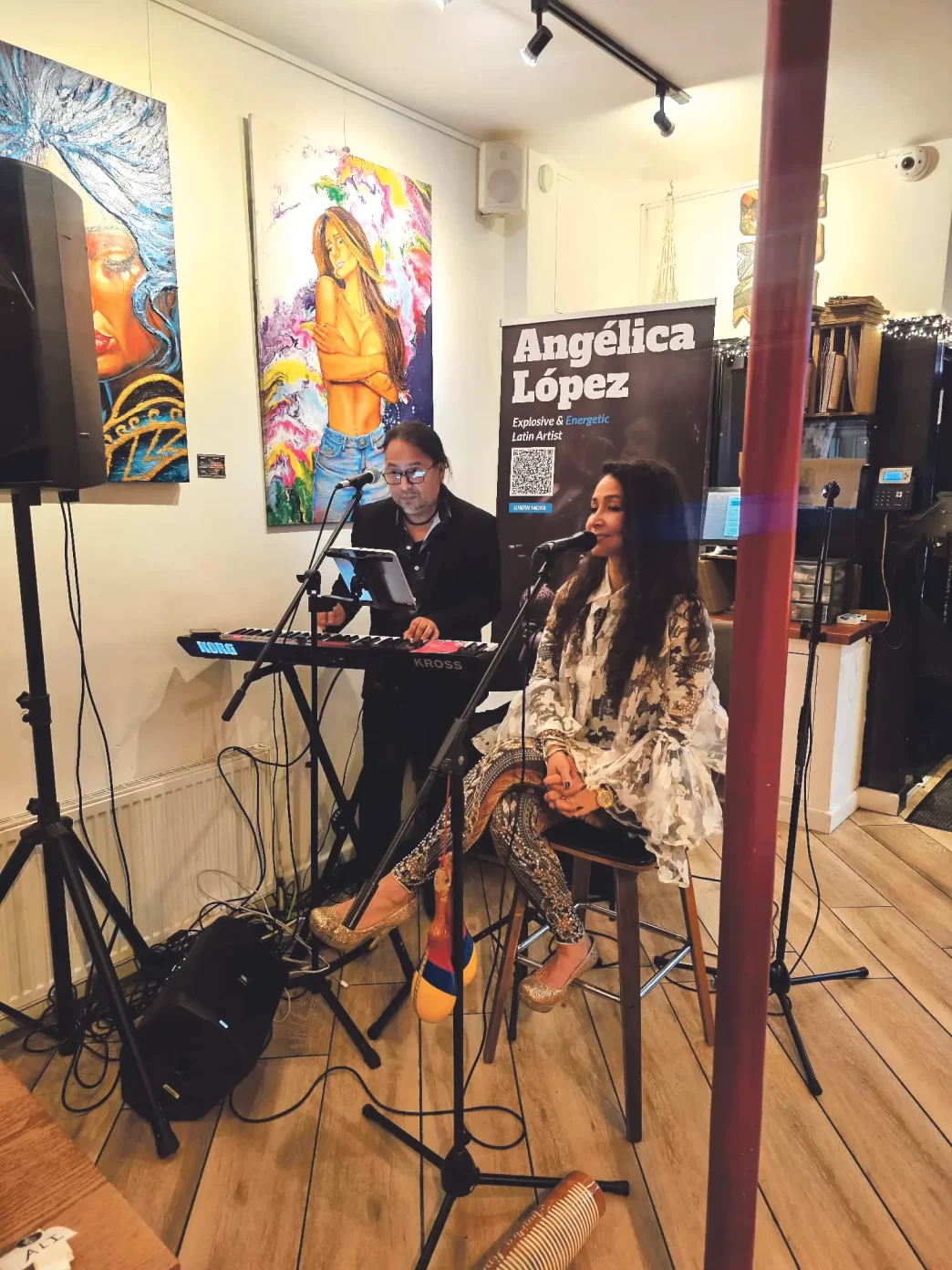 ngélica López canta en Londres durante el lanzamiento de su álbum Verano acompañada de músicos latinos.