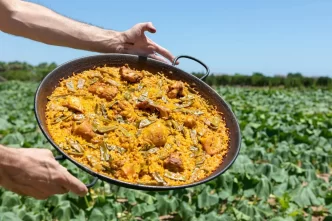 Paella valenciana tradicional con pollo, conejo y judías verdes.