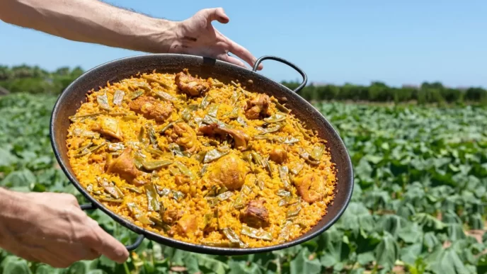 Paella valenciana tradicional con pollo, conejo y judías verdes.
