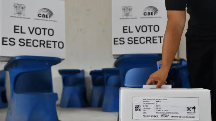 Urnas del Consejo Nacional Electoral durante el referéndum Ecuador 2025.