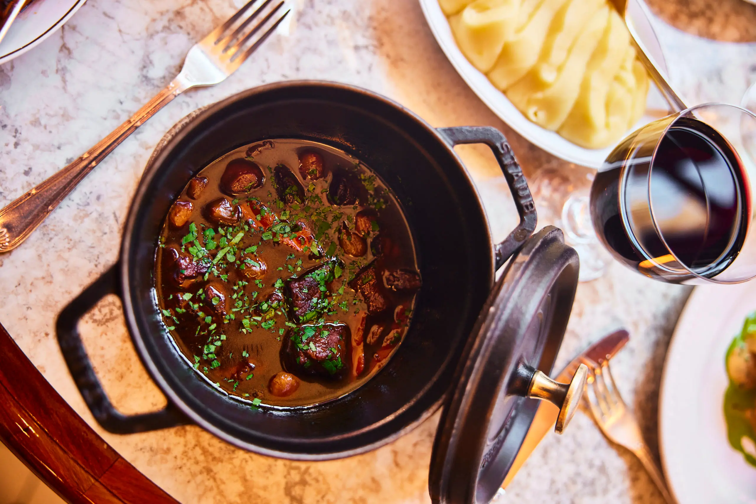 Boeuf Bourguignon cocina francesa acompañado de puré de patatas.