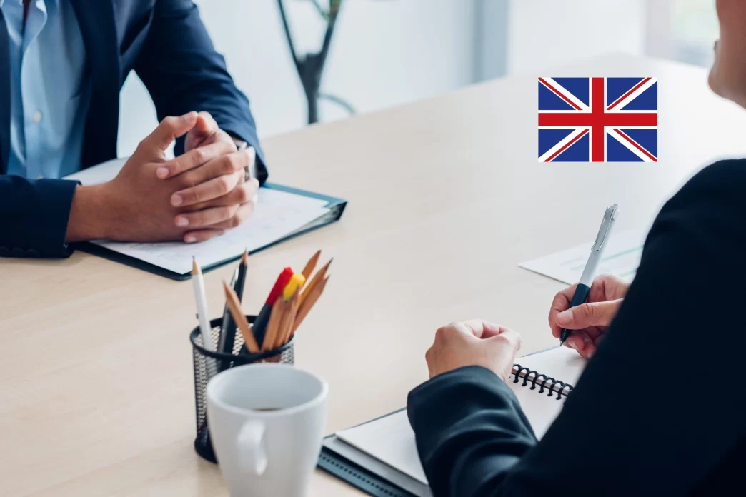 Entrevista de trabajo entre profesional extranjero y reclutador en Reino Unido.